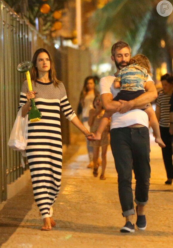 Despojada, Alessandra Ambrosio usou vestido longo com listras grossas em preto e branco durante passeio no Rio com a família