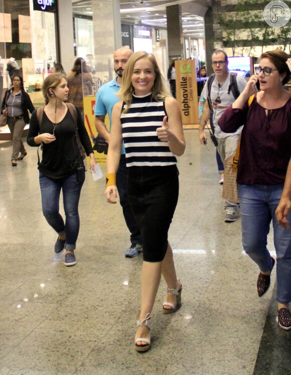 Angelica usou blusa de gola alta listrada com saia lápis durante filmagem para o programa 'Estrelas' em shopping do Rio