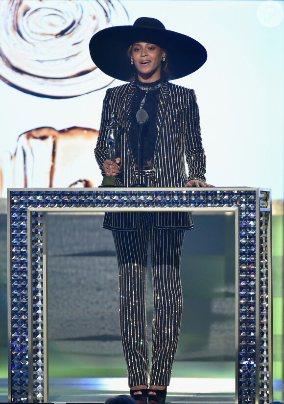 As listras prateadas do look preto Givenchy usado por Beyoncé no CDFA Fashion Awards, em 6 de junho de 2016, eram compostas por cristais Swarovski
