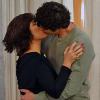 O novo casal se beija e tem sua primeira noite de amor em 'Guerra dos Sexos'