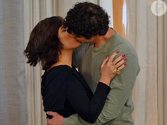 O novo casal se beija e tem sua primeira noite de amor em 'Guerra dos Sexos'