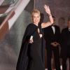 Sharon Stone acena para fotógrafos durante o Festival de Marrakech; a atriz usou um chique vestido preto com decote discreto na cerimônia