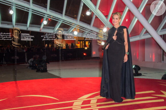 Sharon Stone desfilou belíssima no tapete vermelho do Festival de Filme de Marrakech, em que foi homenageada