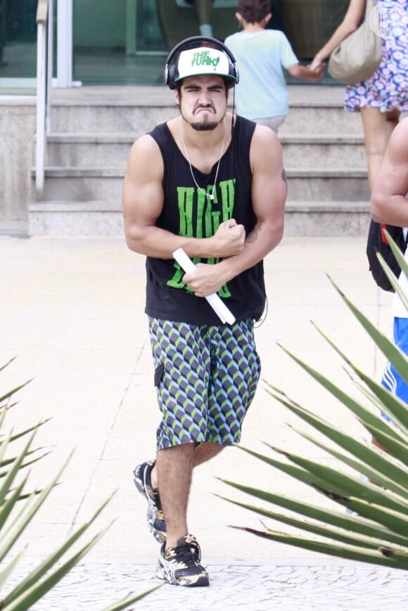 Caio Castro mostra seus músculos para o fotógrafo após deixar academia, em 6 de dezembro de 2013