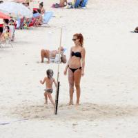 Mariah Rocha curte folga de 'Pecado Mortal' em praia do Rio