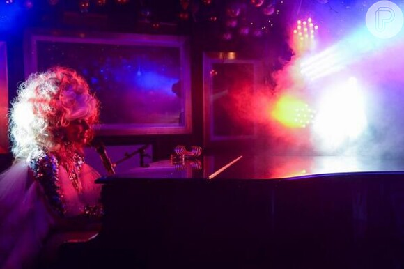 Com penteado exótico e volumoso, Lady Gaga se apresentou para promover seu novo álbum 'Artpop'