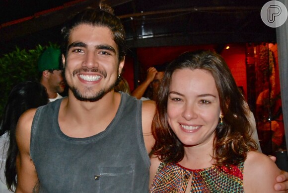 Caio Castro e Regiane Alves posam para fotos durante jantar em Noronha