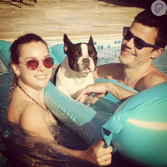 Regiane Alves e o namorado se divertem em piscina em Fernando de Noronha
