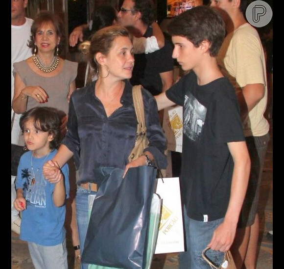Adriana Esteves acompanhada dos filhos Vicente e Felipe