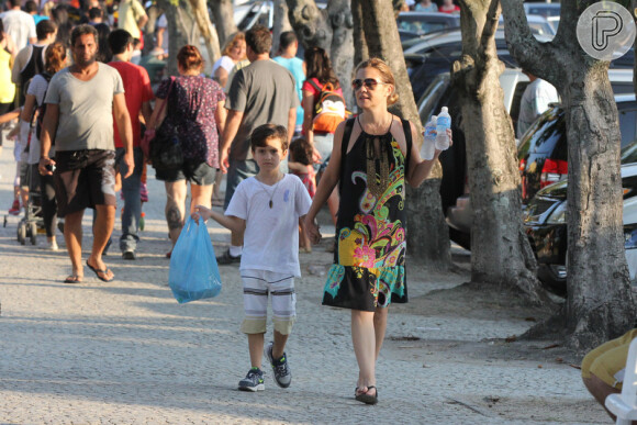 Mãezonha, Adriana Esteves curte tarde de sol com o filho Vicente na Lagoa Rodrigo de Freitas, em maio de 2013