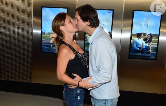 Adriana Esteves e Vladimir Brichta trocam beijos na pré-estreia do filme 'A Coleção Invisível', em setembro de 2013. O ator é protagonista do longa-metragem 
