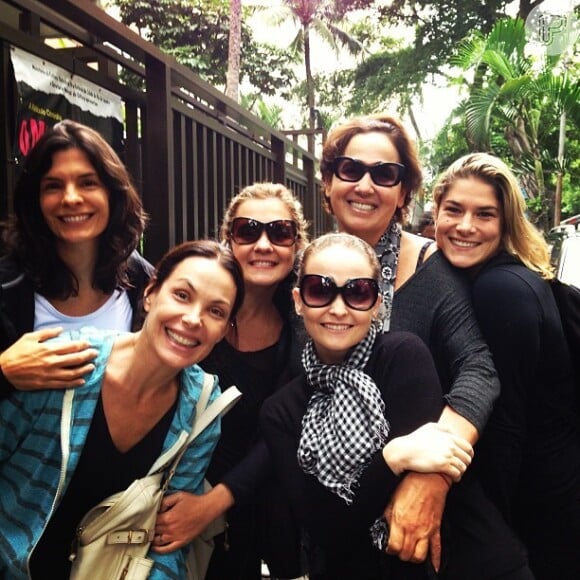 Adriana Esteves apareceu com as amigas Carolina Ferraz, Priscila Fantin, Helena Ranaldi, Fernanda Rodrigues e Claudia Jimenez, que postou a foto em sua conta no instagram no Instagram