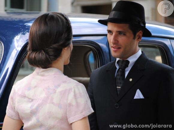 Franz (Bruno Gagliasso) conta para Amélia (Bianca Bin) que Viktor (Rafael Cardoso) é o pai do bebê de Sílvia (Nathalia Dill), em 'Joia Rara', em 16 de dezembro de 2013