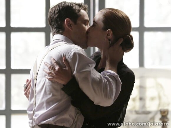 Após ser falgrado por Ernest (José de Abreu) beijando Silvia (Nathalia Dill), Viktor confessa para o pai que ama e que ela está grávida dele, em 'Joia Rara'