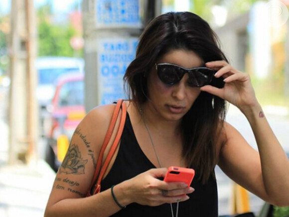Alinne Rosa simulou um passeio flagrado por paparazzi por uma rua tranquila do bairro do Rio Vermelho, em Salvador. As fotos também fazem parte da ação '16 dias de ativismo pelo fim da violência contra as mulheres"