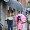 Katie e Suri passearam juntas em um dia chuvoso. A menina gosta tanto de rosa que até o guarda-chuva era da cor