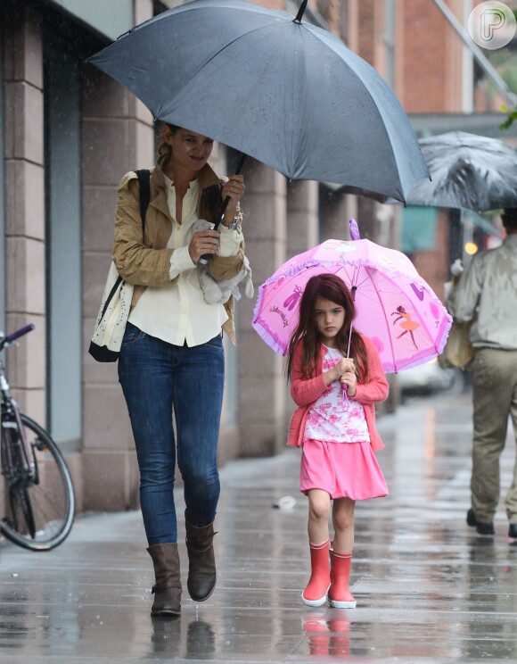 Katie e Suri passearam juntas em um dia chuvoso. A menina gosta tanto de rosa que até o guarda-chuva era da cor