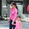 Katie Holmes e a filha foram fotografadas usando o mesmo tom de rosa durante um passeio