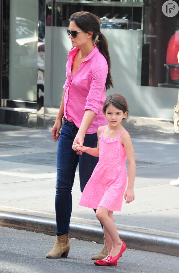 Katie Holmes e a filha foram fotografadas usando o mesmo tom de rosa durante um passeio