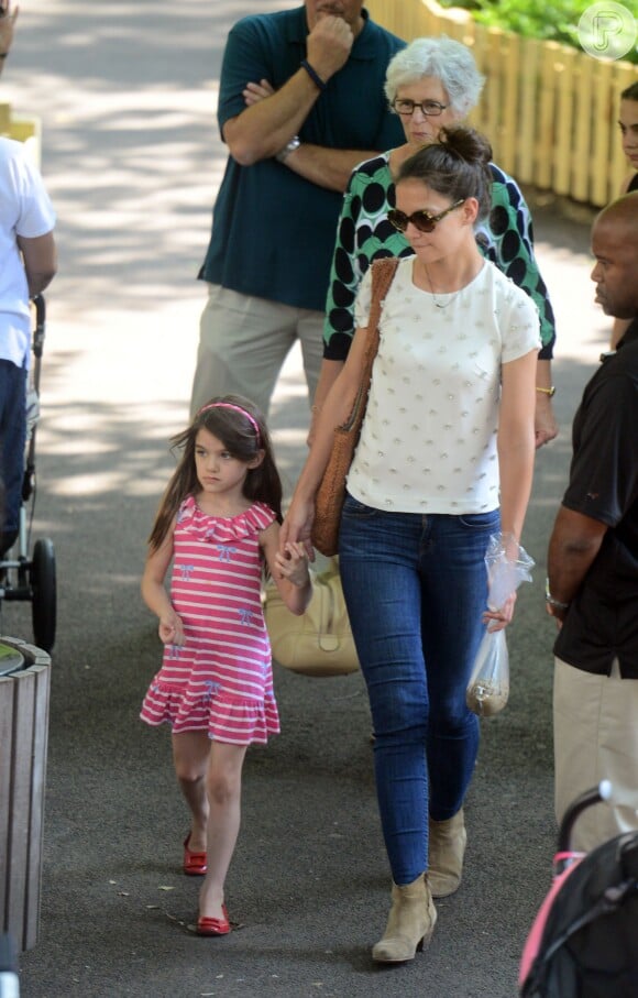 A mãe de Katie Holmes, Kathleen, acompanhou a filha e a neta, Suri, no passeio ao Central Park Zoo
