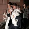 Na época em que ainda estavam juntos, Katie Holmes e Tom Cruise foram fotografados com a Suri bebezinha em um jantar na Itália, em novembro de 2006