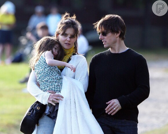 Kati, na época com 29 anos, ao lado do então marido Tom Cruise e a filha,  Suri, num parque em Boston, nos Estados Unidos, no dia 10 de outubro de 2009