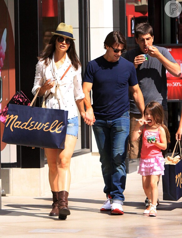 Katie Holmes e Tom Cruise levaram Suri para fazer compras no Westfield Mall, em Los Angeles, em julho de 2010, um dia antes do aniversário de Tom