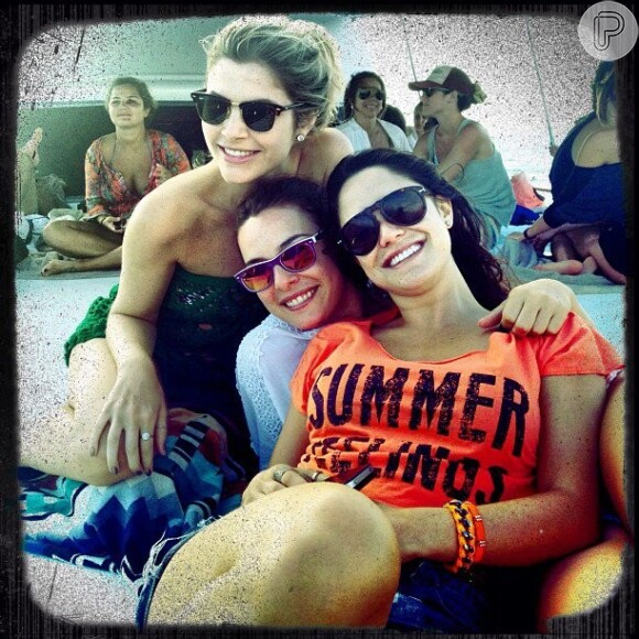 Fernanda Vasconcellos, Julia Faria e Regiane Alves fazem passeio de barco em Fernando de Noronha; foto foi publicada no Instagram em 2 de janeiro de 2013