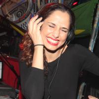 Camila Pitanga vira DJ e se diverte muito durante festa em São Paulo
