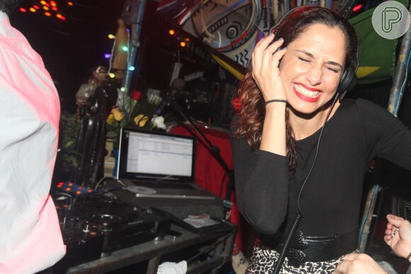 Camila Pitanga ataca de DJ na festa 'Bailinho', em São Paulo, no dia 13 de dezembro de 2013