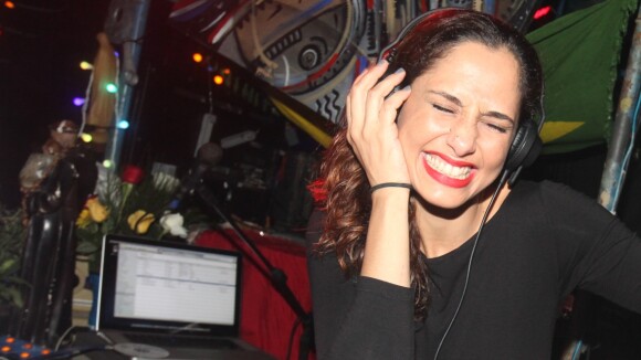 Camila Pitanga vira DJ e se diverte muito durante festa em São Paulo