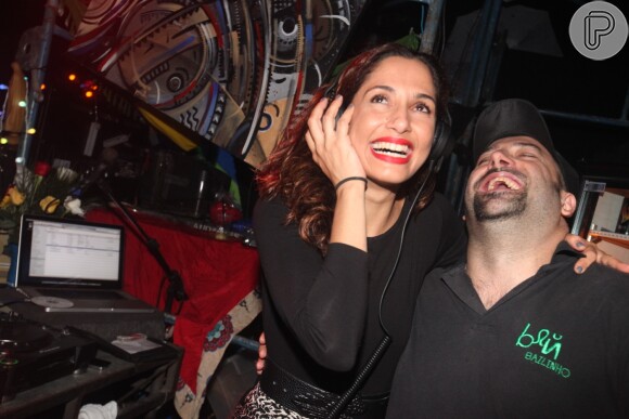 Camila Pitanga se diverte ao lado do DJ Rodrigo Penna, responsável pela 'Bailinho'