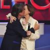 Roberto Carlos beija Fernanda Montenegro ao entrar no palco