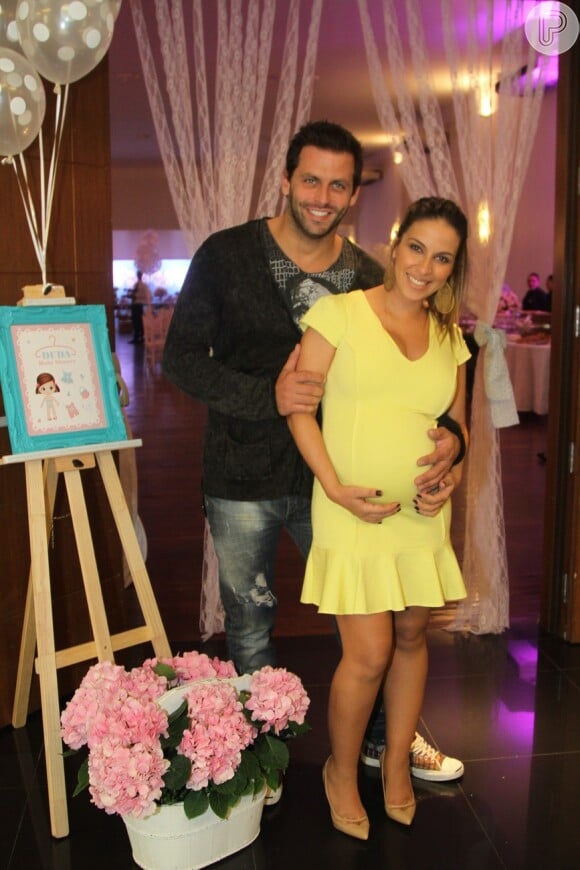 Henri e a namorada, Juliana Despirito, grávida de 8 meses, promovem chá de bebê para a chegada da primeira filha do casal, Maria Eduarda, em São Paulo, neste domingo, 15 de dezembro de 2013