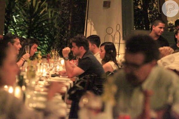 Amigos e família de Murilo Benício e Alessandra Negrini jantam em restaurante na zona sul do Rio