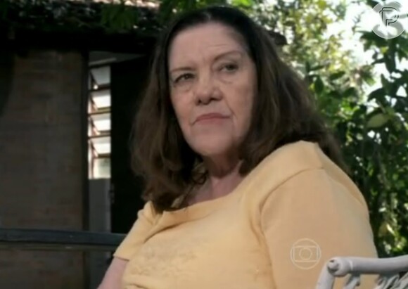 Ciça (Neusa Maria Faro) sai para passear com o bebê de Aline (Vanessa Giácomo) e acaba achando a cova de Mariah (Lúcia Veríssimo), em 'Amor à Vida', em dezembro de 2013