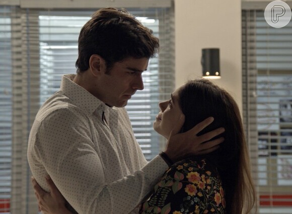 Felipe (Marcos Pitombo) pede Shirlei (Sabrina Petraglia) depois que Giovanni (Jayme Matarazzo) e Camila (Agatha Moreira) armam para o casal se encontrar, na novela 'Haja Coração'