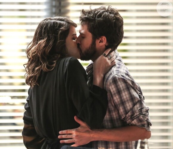 Eneas (Johnnas Oliva) flagra Camila (Agatha Moreira) e Giovanni (Jayme Matarazzo) se beijando, na novela 'Haja Coração'