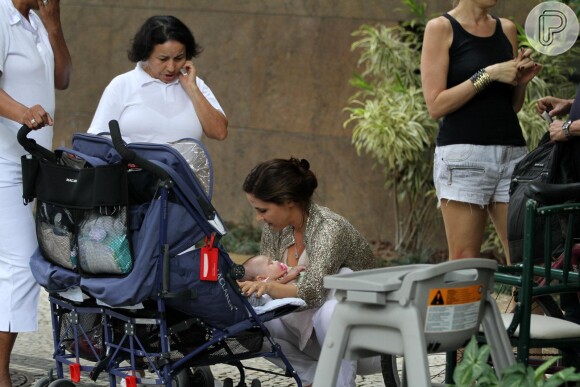 Guilhermina Guinle passeou com sua filha, Mina, de 2 meses, no Leblon, Zona Sul do Rio de Janeiro, nesta terça-feira, 17 de dezembro de 2013