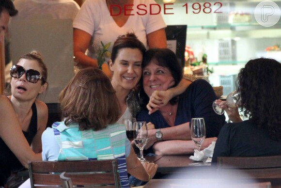 Acompanhada de amigos, Guilhermina Guinle jantou no restaurante Celeireiro, no Leblon, Zona Sul do Rio de Janeiro, nesta terça-feira, 17 de dezembro de 2013