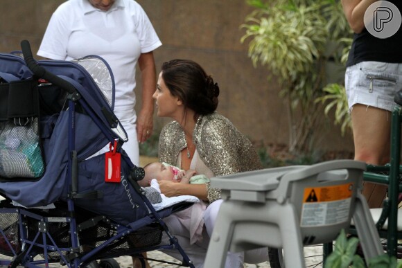 A atriz Guilhermina Guinle foi fotografada com sua filha, Mina, de apenas dois meses, nesta terça-feira, 17 de dezembro de 2013, no Leblon, Zona Sul do Rio de Janeiro