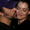Alinne Moraes ganha beijo do marido, Mauro Lima, durante a celebração do aniversário do cineasta