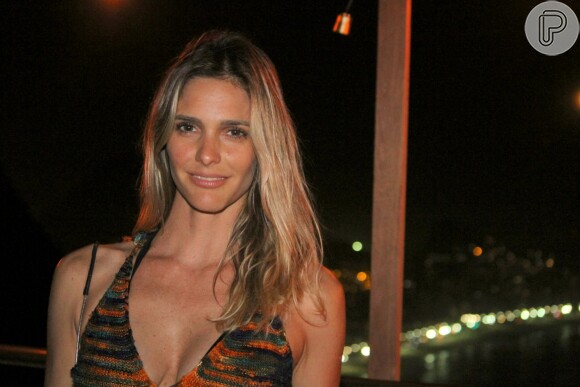 Fernanda Lima, amiga próxima do casal, também marcou presença na festa do cineasta Mauro Lima