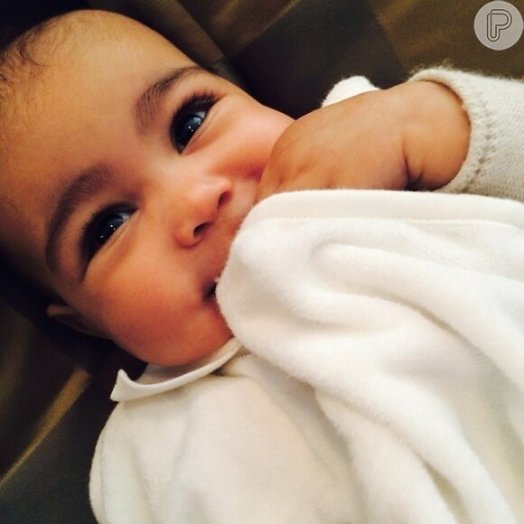Kim Kardashian afirma que não faz a sobrancelha da filha, North West, em 18 de dezembro de 2013