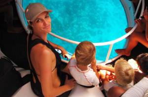 Fernanda Lima e Rodrigo Hilbert curtem os filhos gêmeos em Fernando de Noronha