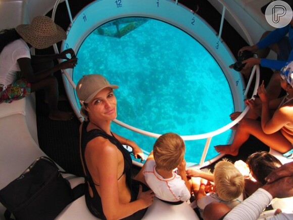 Fernanda Lima e Rodriho Hilbert curtem férias em família em Fernando de Noronha. O casal fez passeio de barco com os filhos, João e Francisco, de 4 anos, em 2 de janeiro de 2013