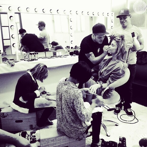 Na quarta-feira, 18 de dezembro de 2013, Grazi Massafera cumpre agenda profissional e a empresária divulgou uma foto no Instagram onde a atriz aparece fazendo um 'dia de beleza'