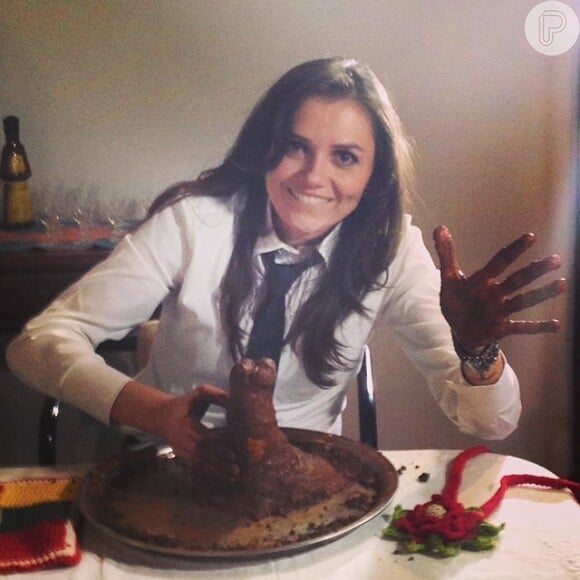 Em seu Instagram, Marcelo Tas publicou uma foto divertida de Monica Iozzi e aproveitou para se despedir de sua companheira de trabalho: 'Monica Iozzi e sua última contribuição ao CQC: um pênis de chocolate. Obrigado e boa sorte, caipiroska!'