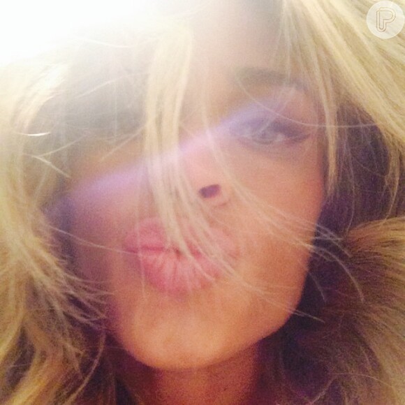 Grazi Massafera publica foto mandando beijo e ganha elogios no Instagram, em 19 de dezembro de 2013