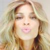 Grazi Massafera manda beijo para os fãs no Instagram